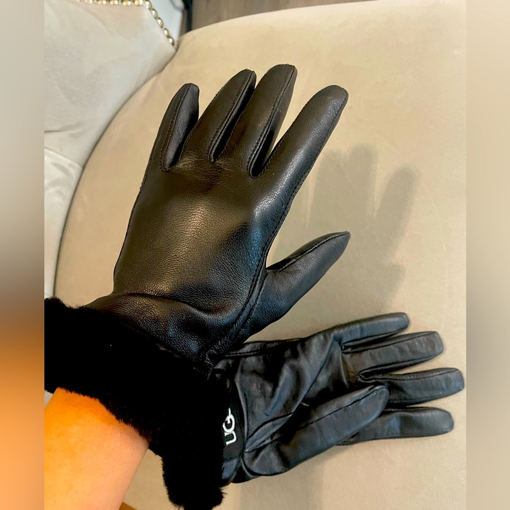 Authentic UGG Women Classic Leather Shorty Tech Gloves Size M, run small Size S